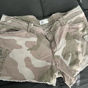 American Eagle Outfitters Camo Cargo Shorts - Olive Green & Tan